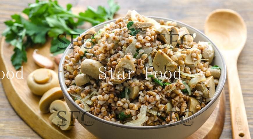Каша гречневая с тушёнкой грибами и луком